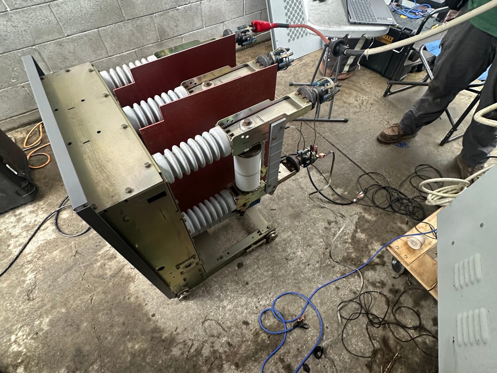 Medium-voltage switch assembly under service and test