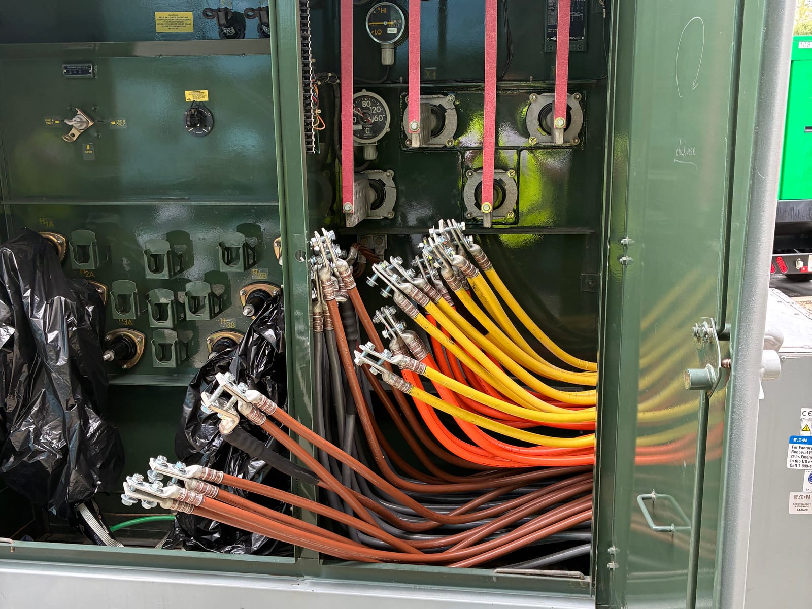 Medium-voltage switchgear with feeder terminations landed